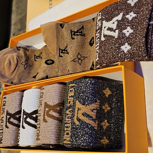 New In Box FASHION Socks Set - Picture 2 of 2